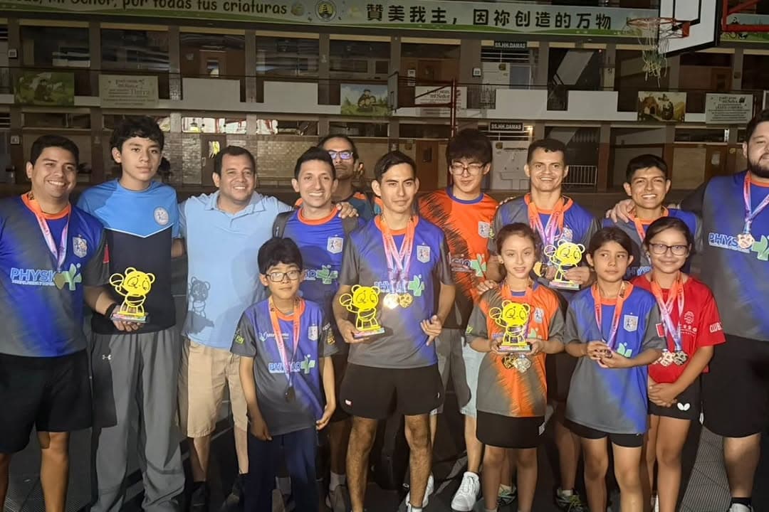 Deportistas del Club UTM con sus medallas y trofeos en el Open Juan XXIII